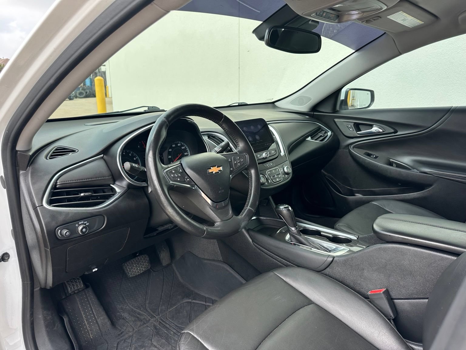 Used 2020 Chevrolet Malibu LT w/ Leather Package FWD image 11