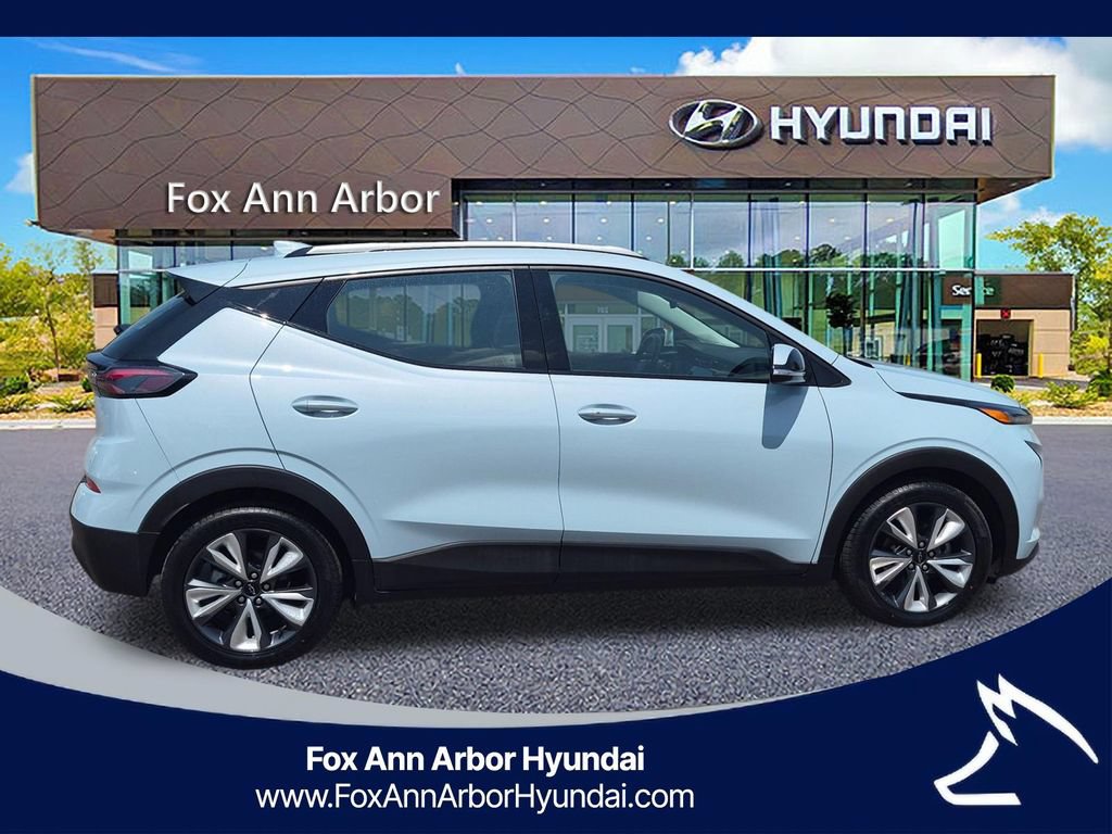 Used 2022 Chevrolet Bolt EUV LT w/ Convenience Package FWD image 6