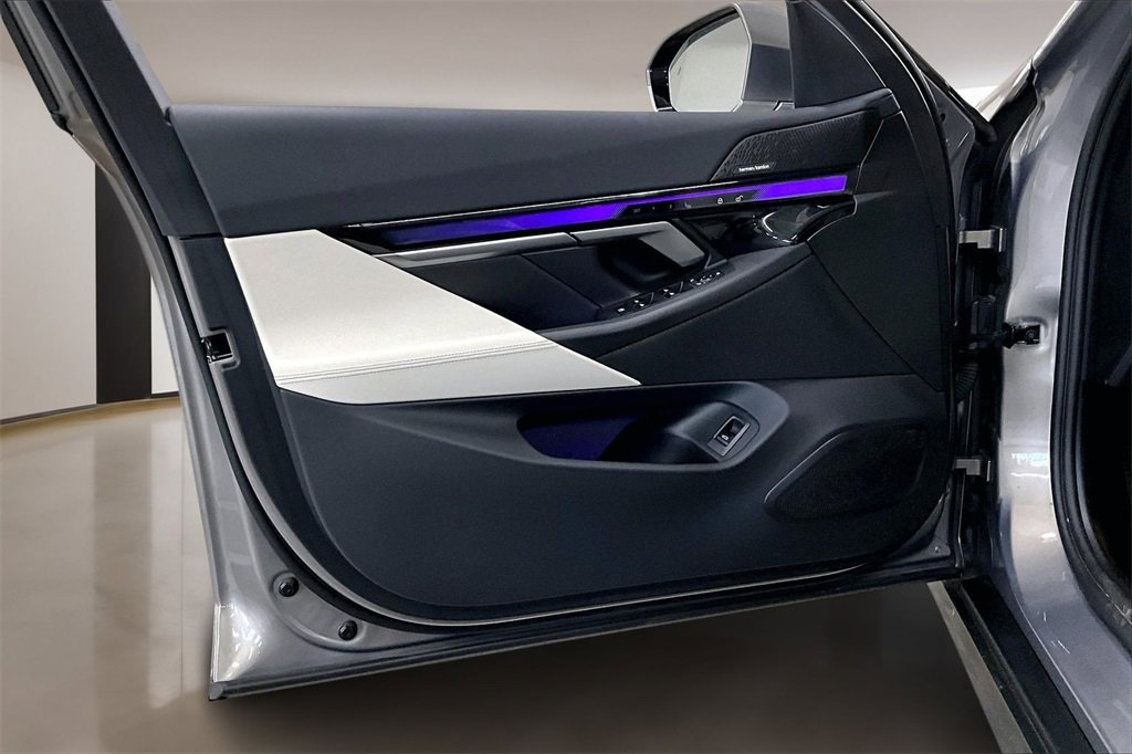 Used 2025 BMW i5 xDrive40 w/ Premium Package image 18