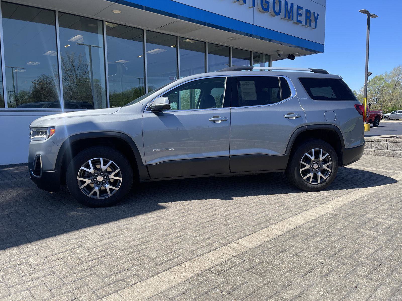 Used 2023 GMC Acadia SLE w/ Driver Convenience Package FWD image 2