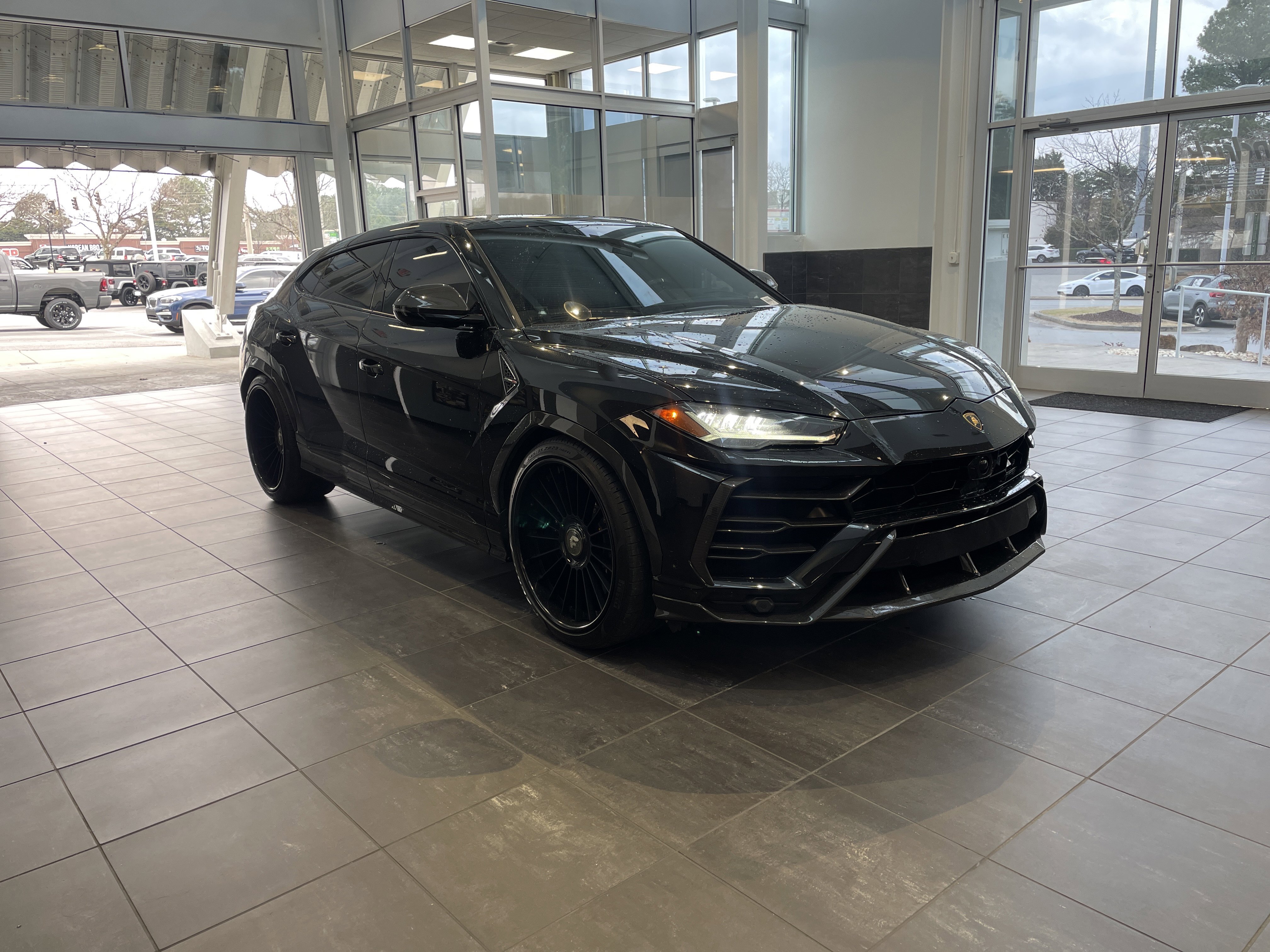Used 2021 Lamborghini Urus AWD/4WD image 2