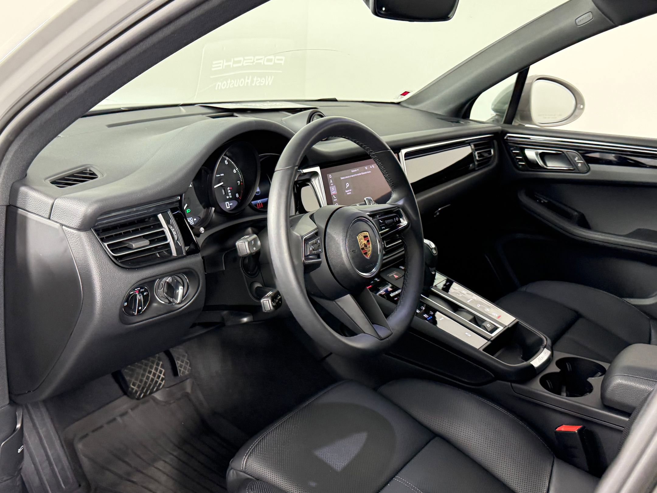 New 2025 Porsche Macan image 4