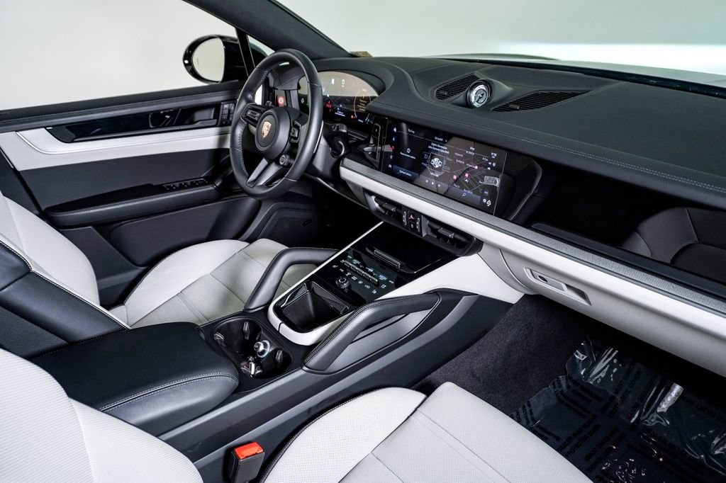 Certified 2025 Porsche Cayenne Coupe image 14