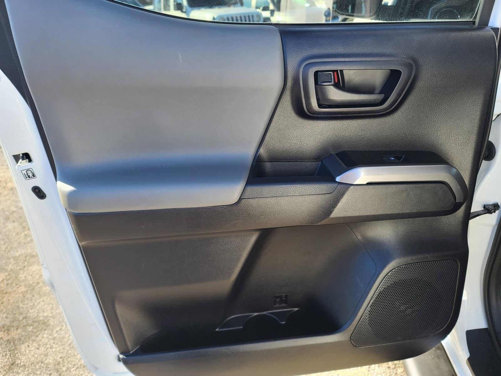 Used 2020 Toyota Tacoma SR5 AWD/4WD image 16
