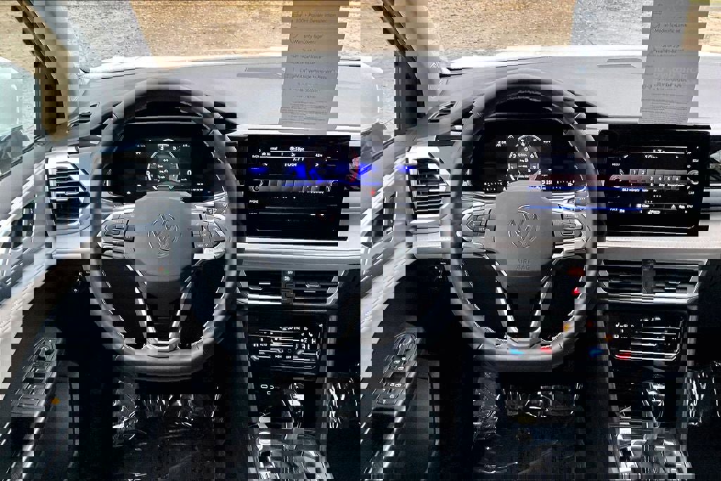 Certified 2025 Volkswagen Taos SE w/ Panoramic Sunroof Package image 4