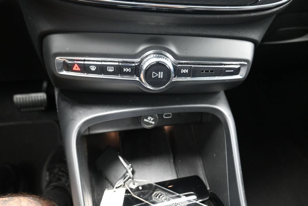 Used 2023 Volvo XC40 B4 Ultimate FWD image 10