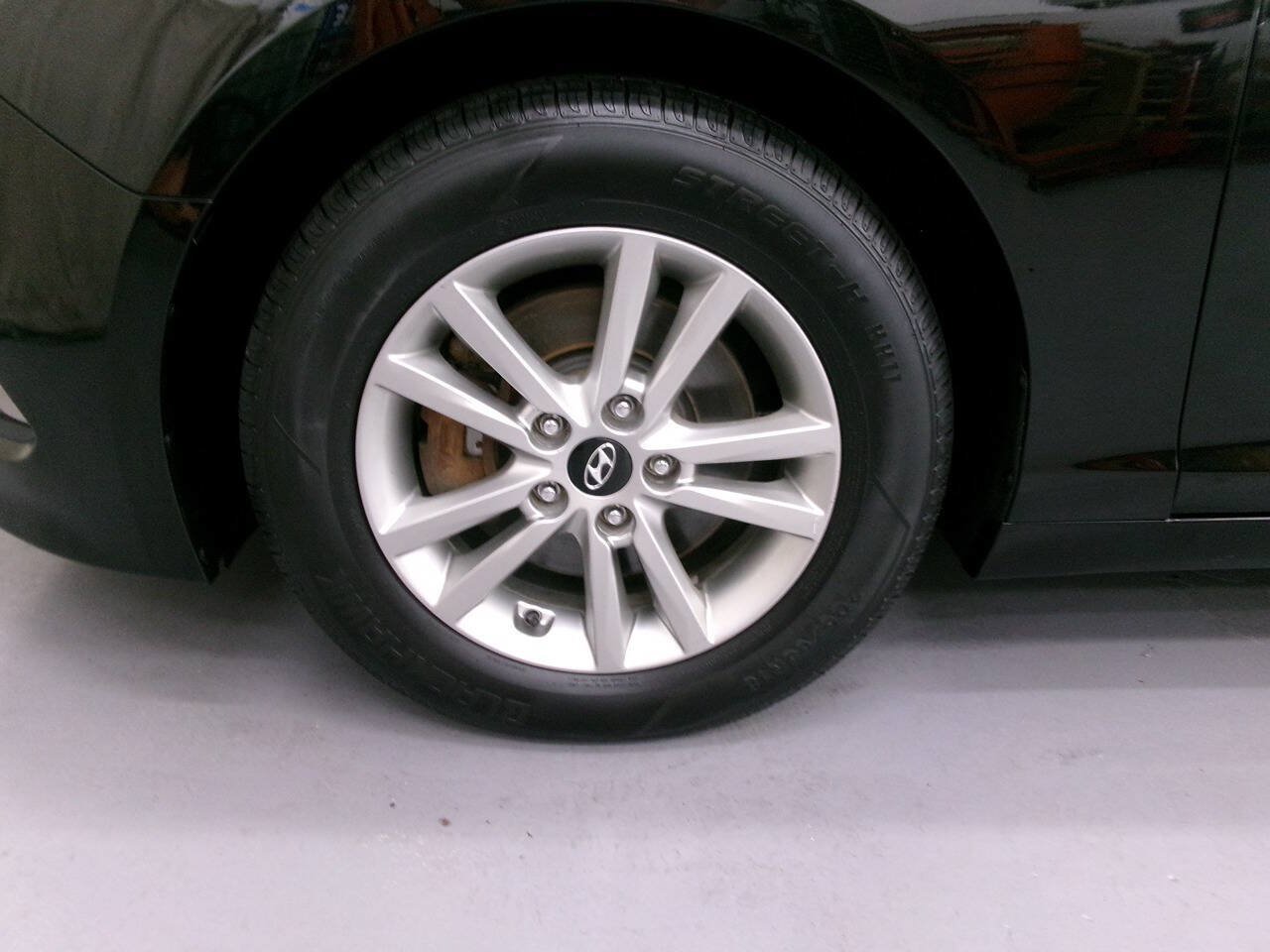 Used 2017 Hyundai Sonata SE FWD image 3
