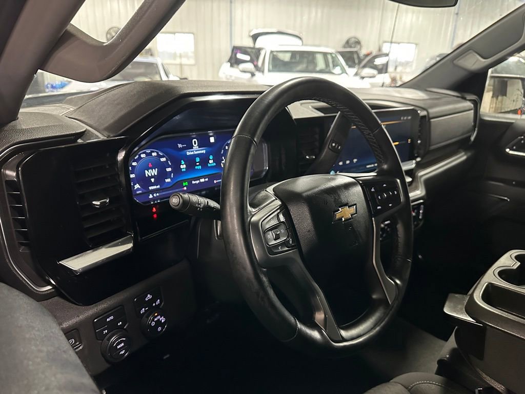 Used 2023 Chevrolet Silverado 1500 LT image 2