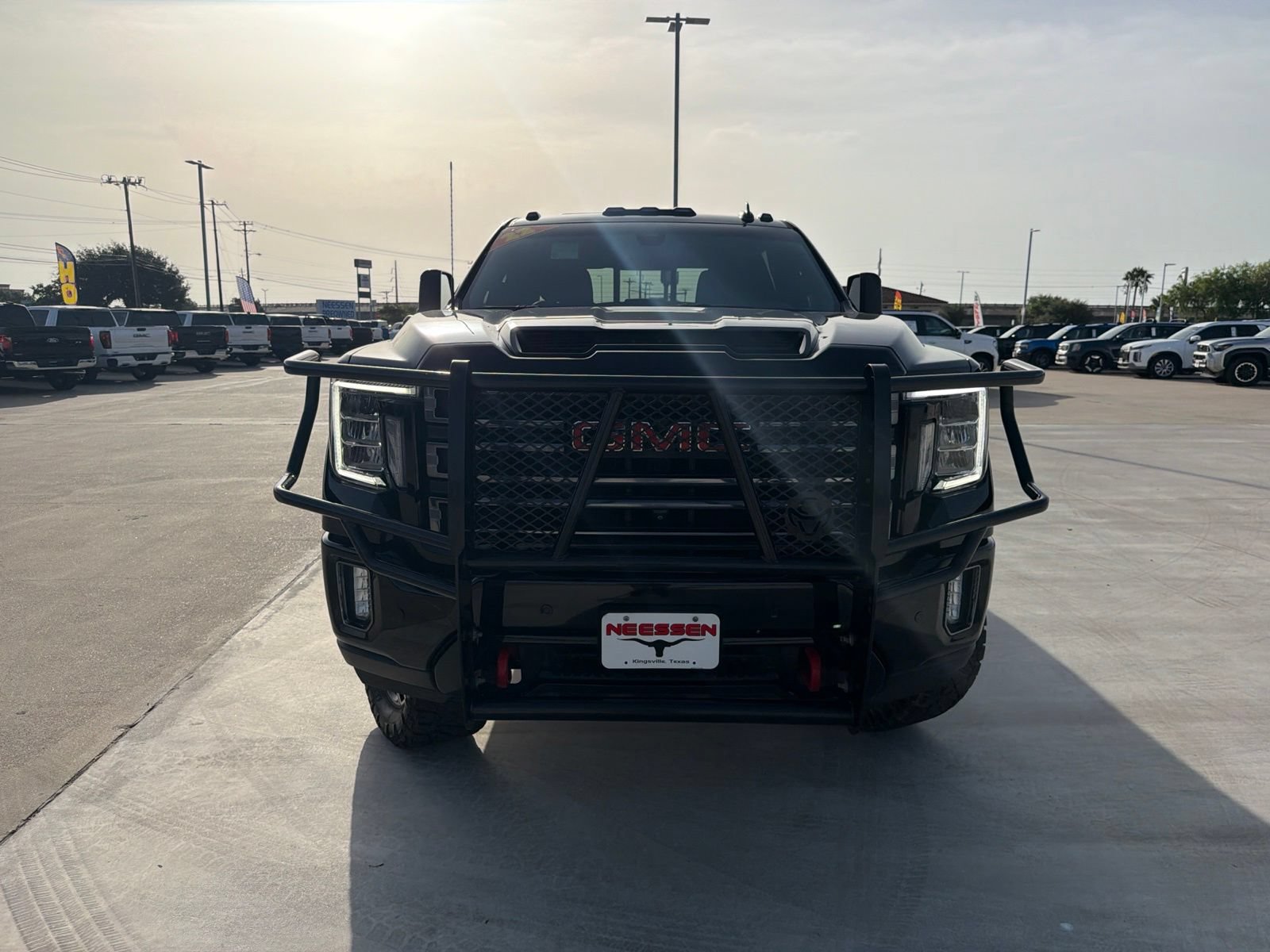 Used 2022 GMC Sierra 2500 AT4 w/ AT4 Preferred Package AWD/4WD image 2