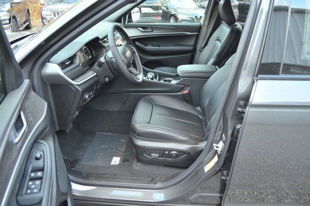 New 2025 Jeep Grand Cherokee Limited w/ Luxury Tech Group II image 14