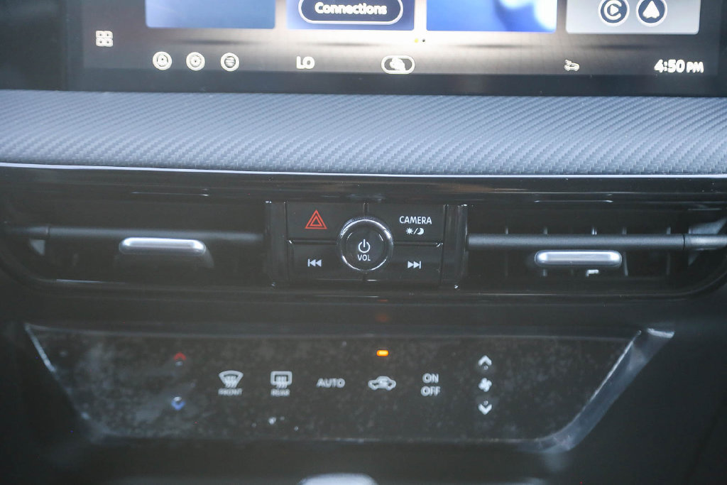 New 2026 Nissan Kicks SR w/ Illumination Package FWD image 14