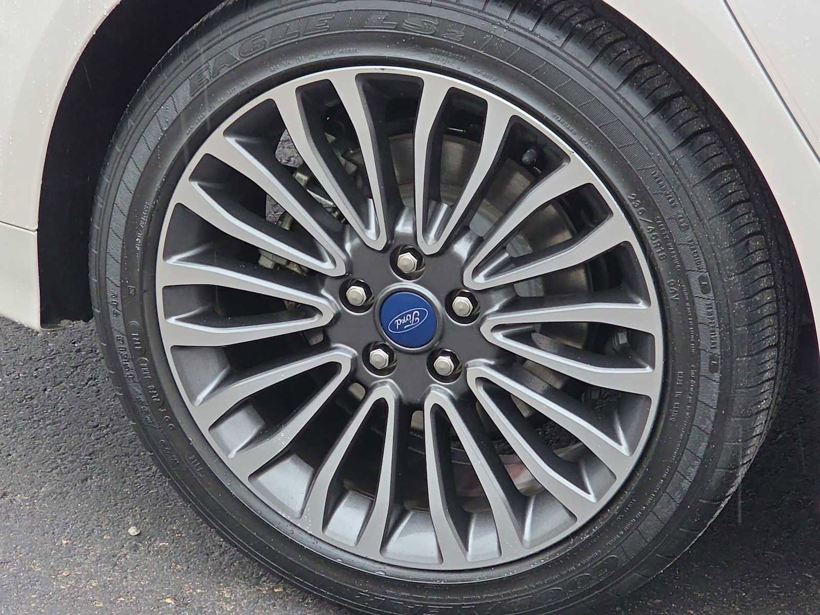 Used 2017 Ford Fusion SE w/ Fusion SE Technology Package image 12