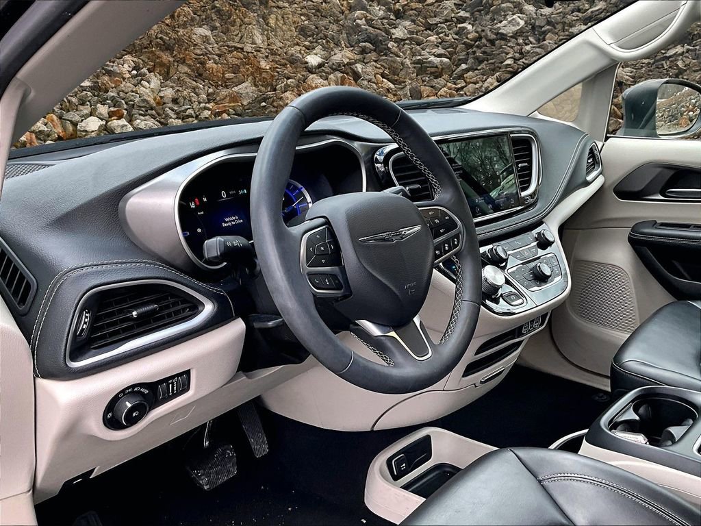 Used 2023 Chrysler Pacifica Touring-L image 12