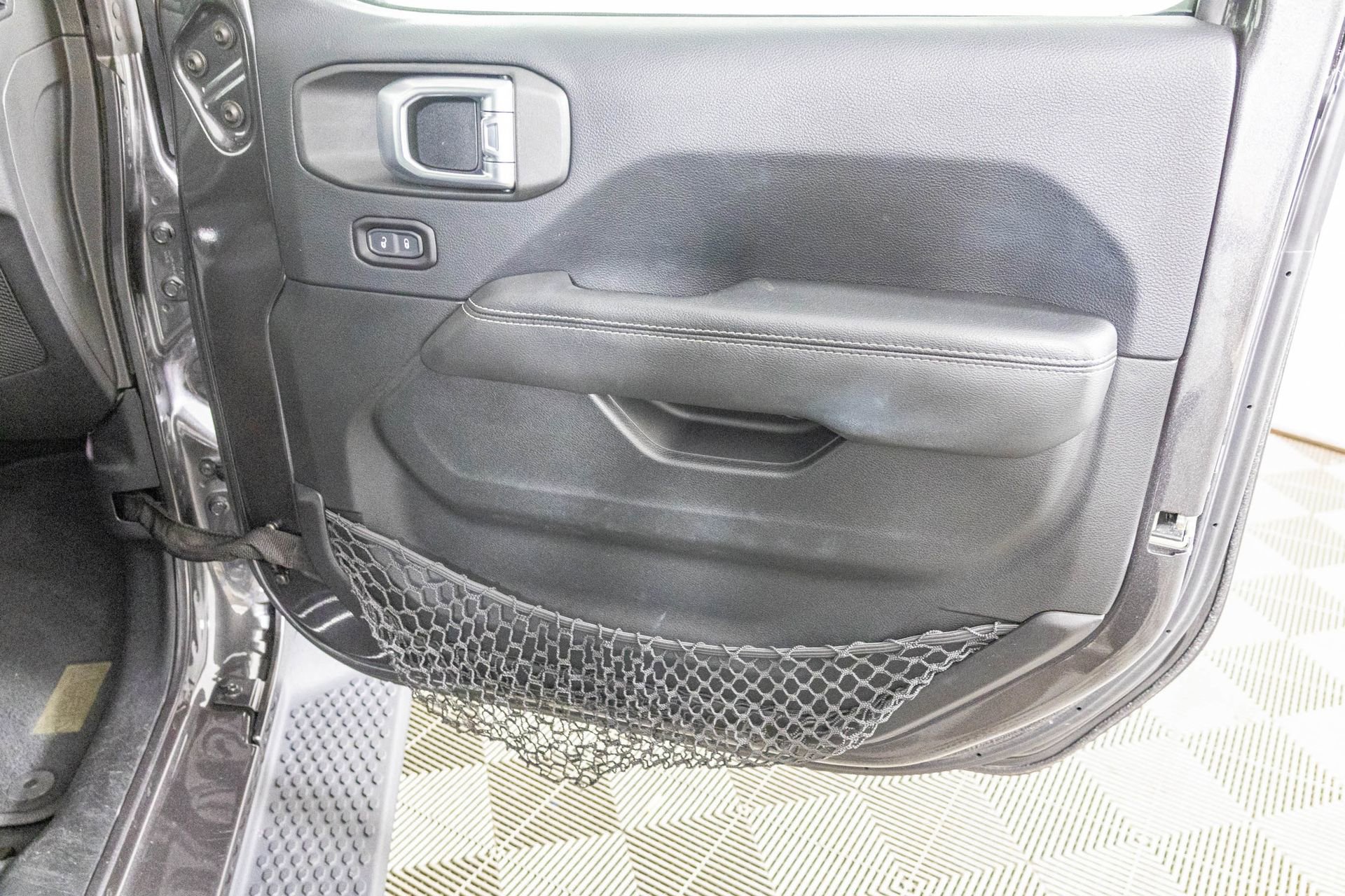 Used 2018 Jeep Wrangler Unlimited Sahara image 38