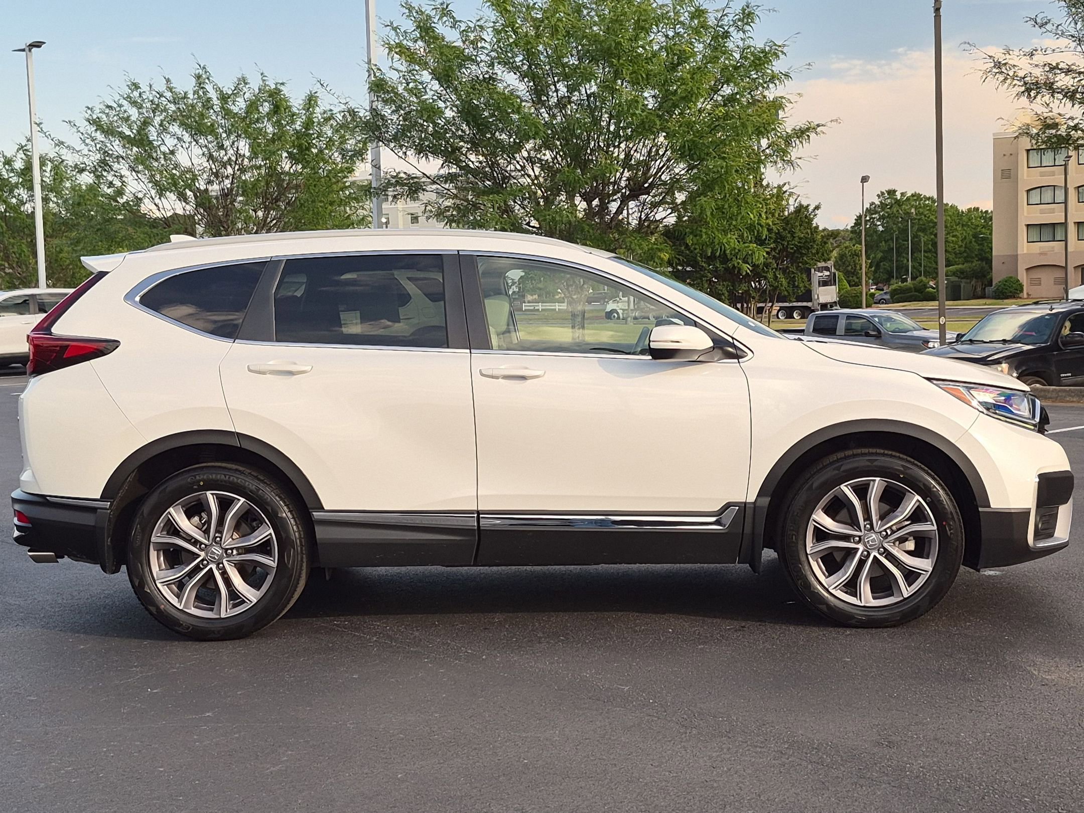 Used 2020 Honda CR-V Touring image 2