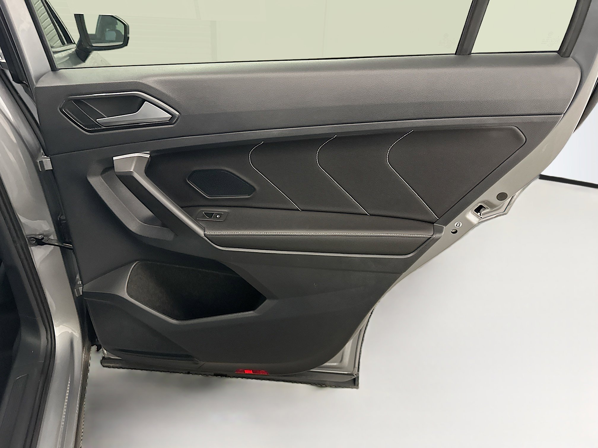 Used 2024 Volkswagen Tiguan SE w/ Panoramic Sunroof Package image 33