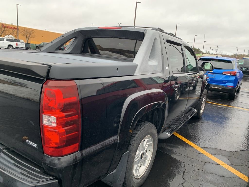 Used 2009 Chevrolet Avalanche LT w/ Suspension Package, Off-Road image 9