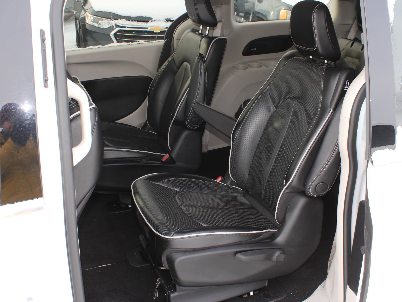 Used 2023 Chrysler Pacifica Limited image 19