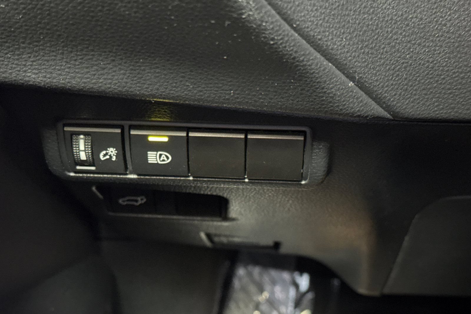 Certified 2024 Toyota Corolla Cross XLE w/ Convenience Package FWD image 34