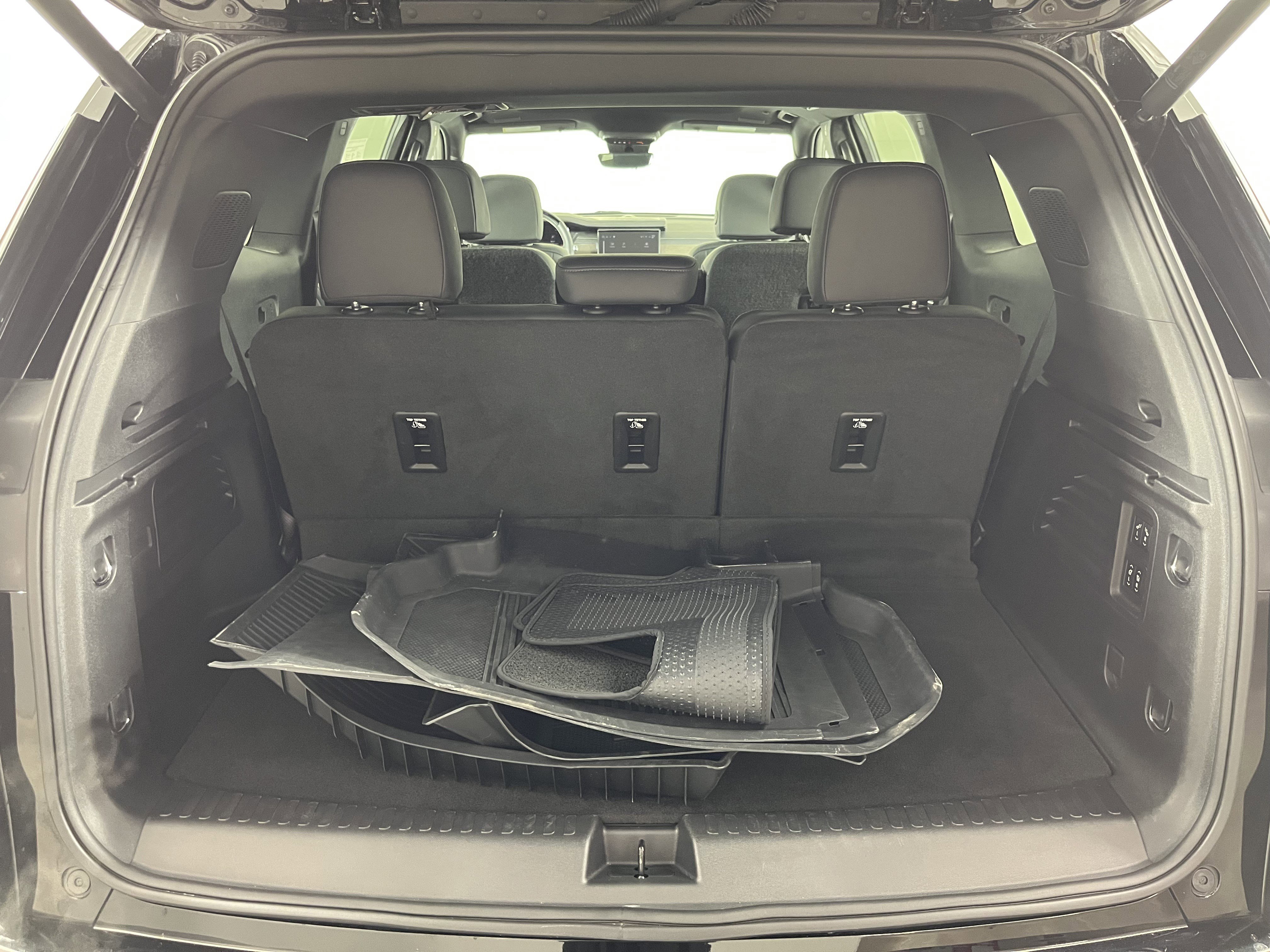 Used 2024 GMC Acadia Denali w/ Super Cruise Package image 28