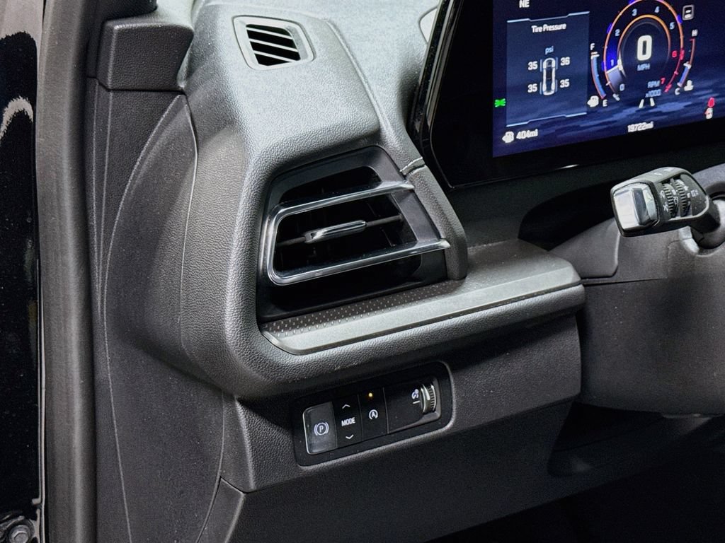 Used 2026 Chevrolet Traverse LT w/ LPO, Floor Liner Package FWD image 11