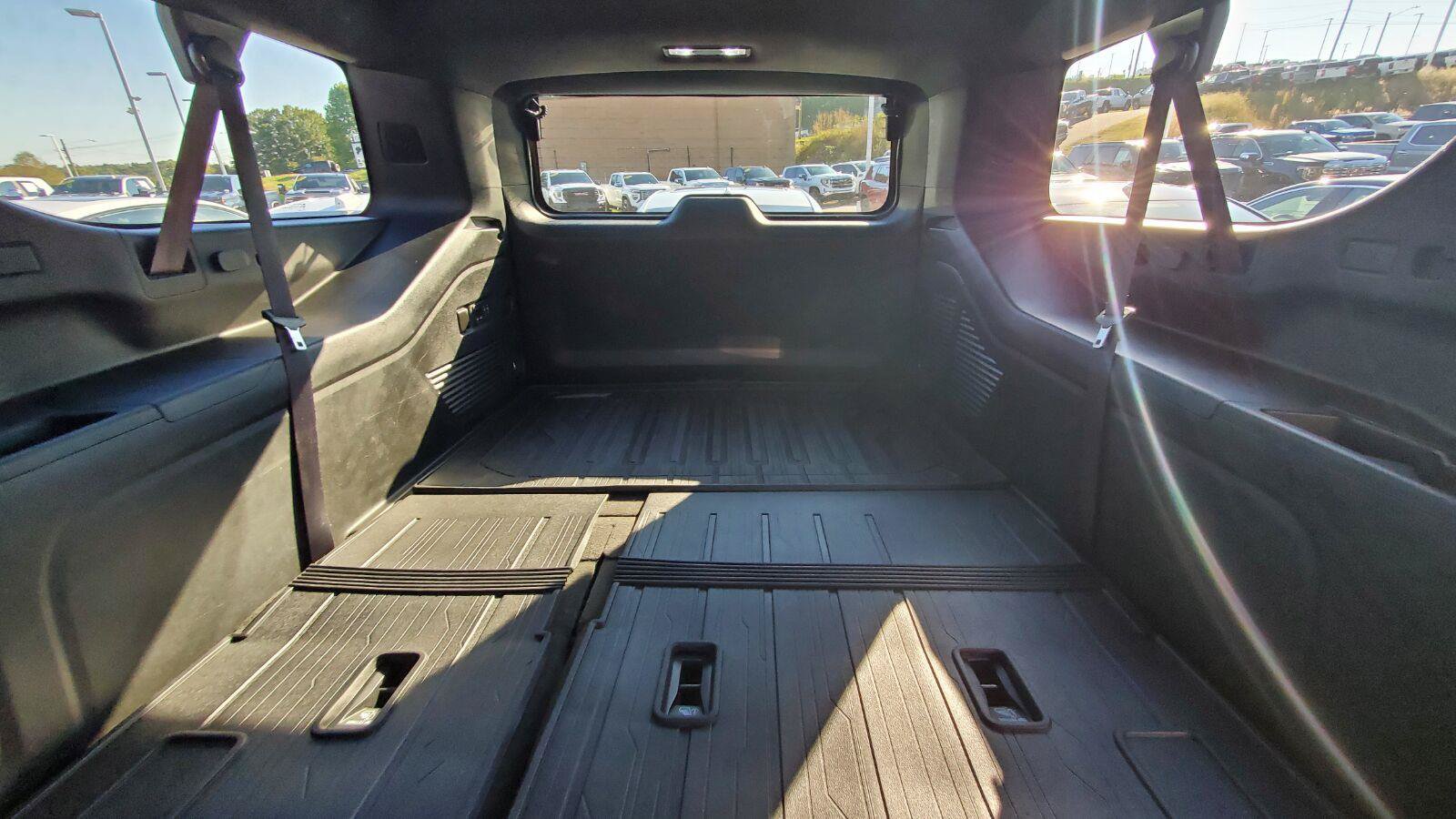 Used 2023 GMC Yukon XL AT4 w/ AT4 Premium Plus Package AWD/4WD image 7