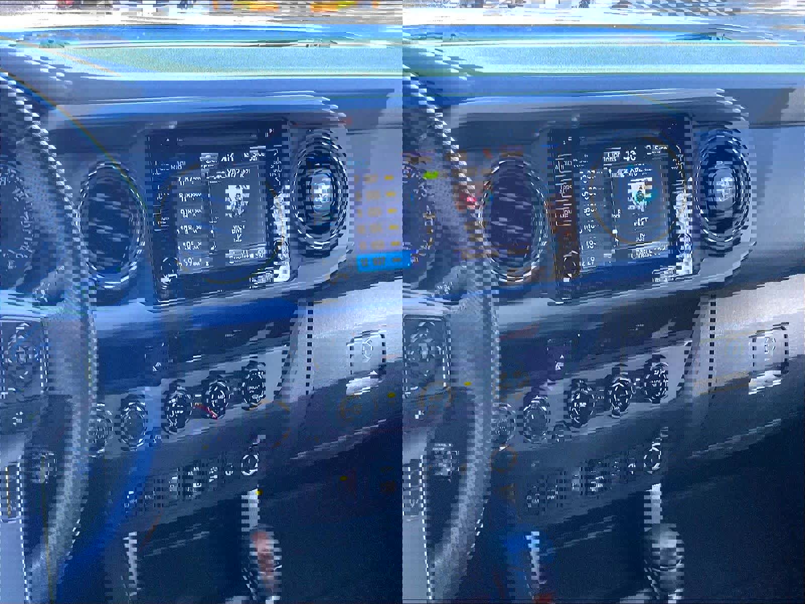 Used 2018 Toyota Tacoma TRD Off-Road w/ Technology Package image 9