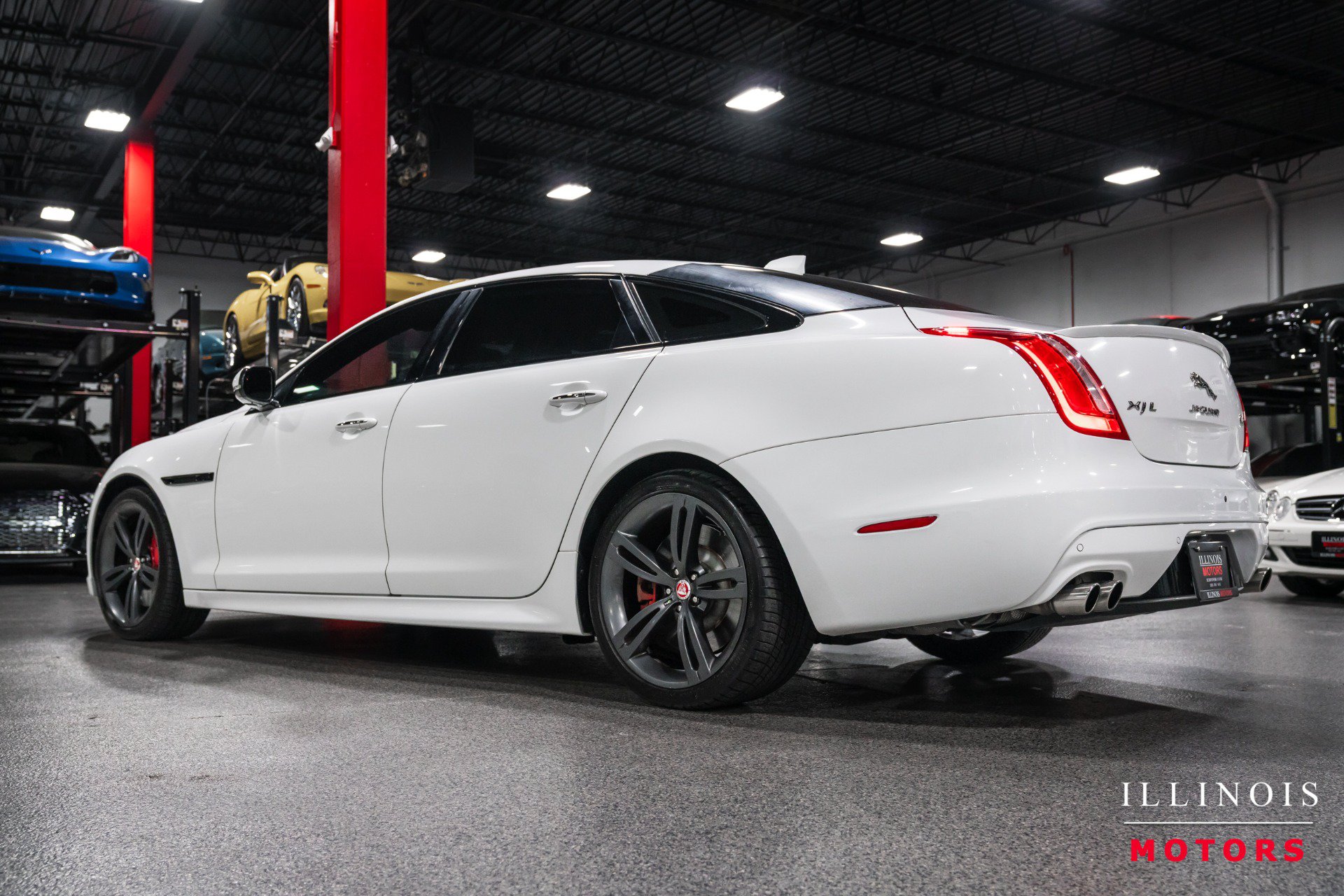Used 2017 Jaguar XJ R RWD image 3