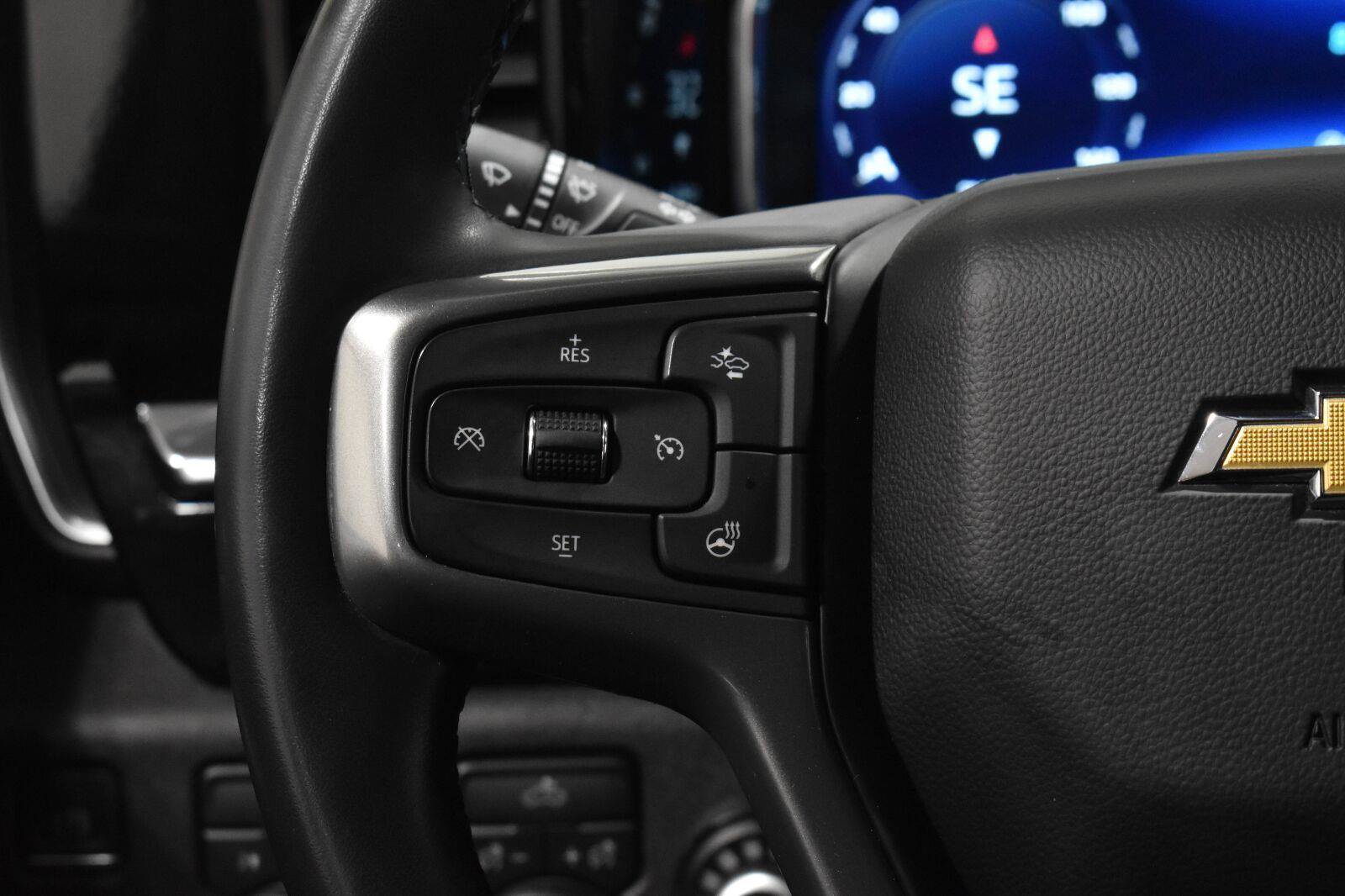 Used 2023 Chevrolet Silverado 1500 LT AWD/4WD image 7