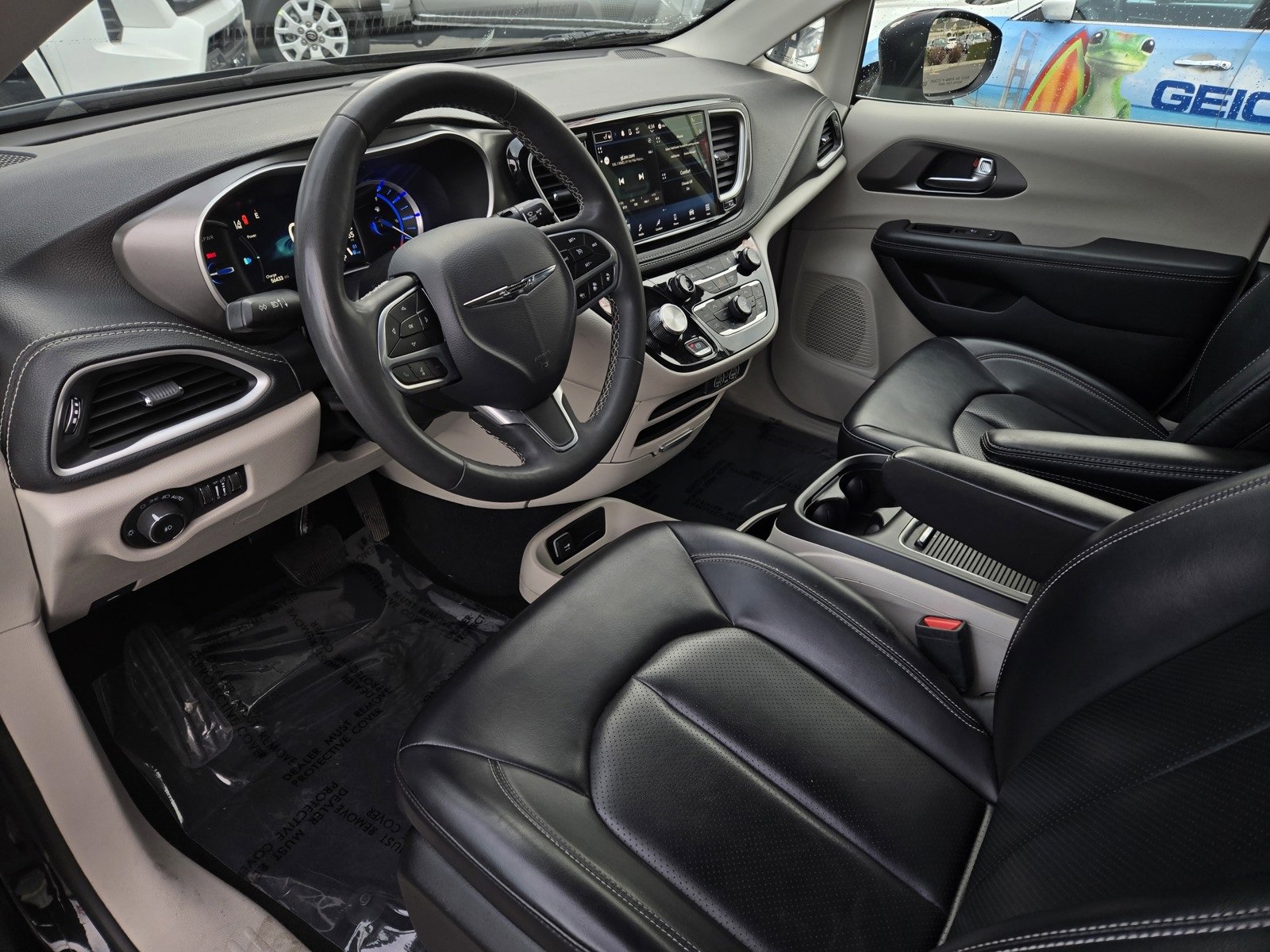 Used 2023 Chrysler Pacifica Touring-L image 8