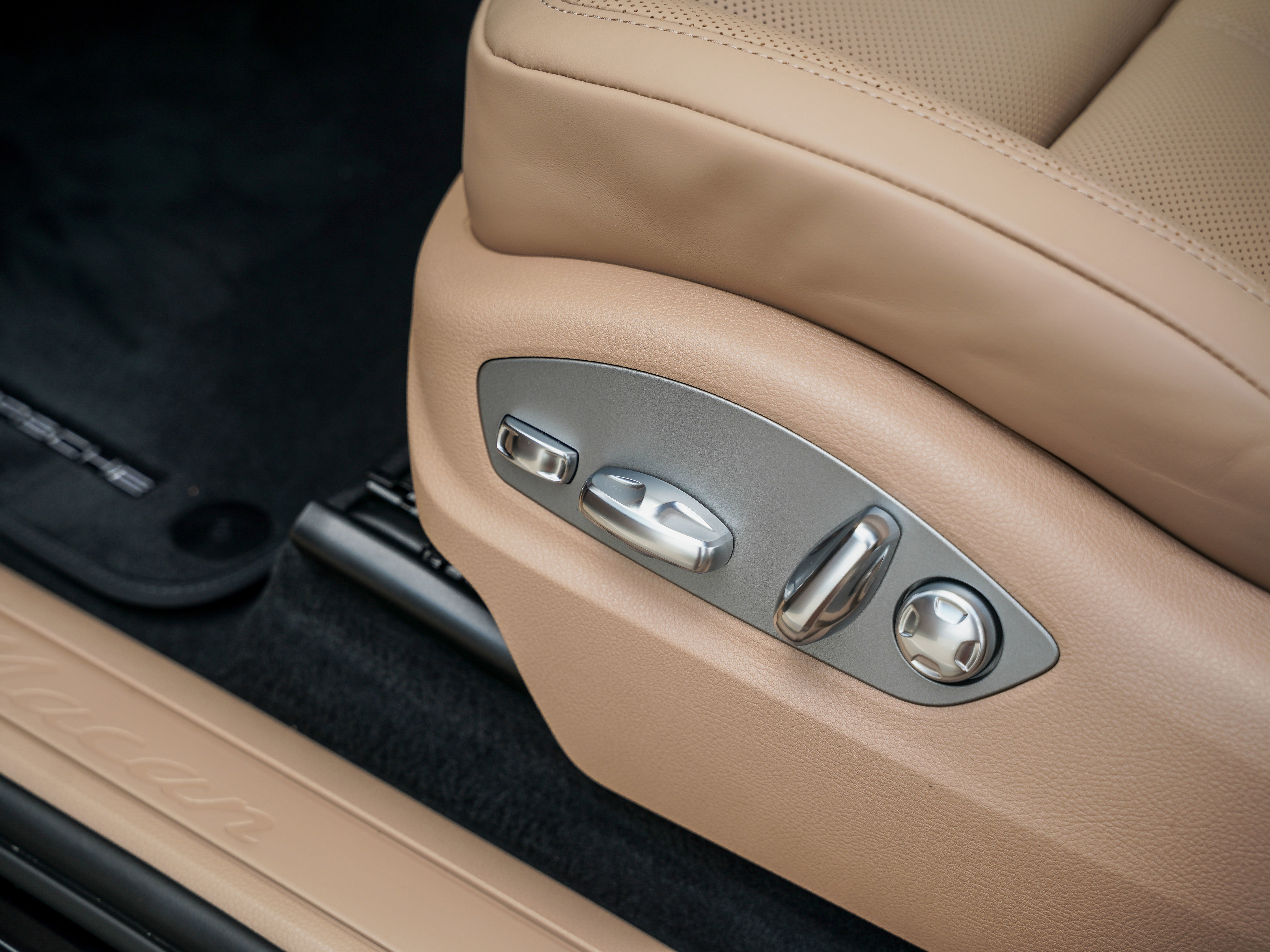 New 2025 Porsche Macan image 17