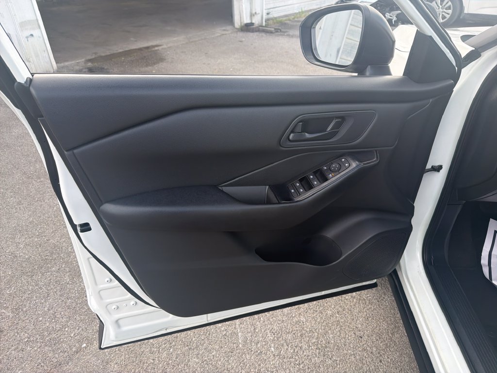Used 2024 Nissan Rogue S FWD image 12