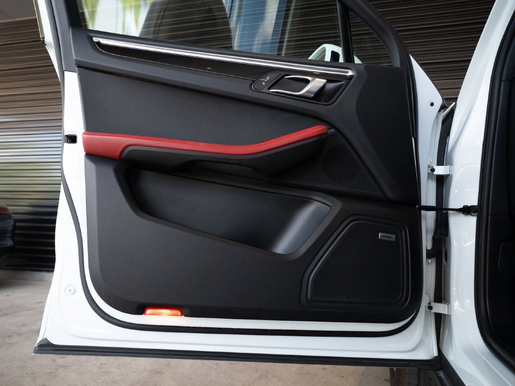 Certified 2021 Porsche Macan AWD/4WD image 23