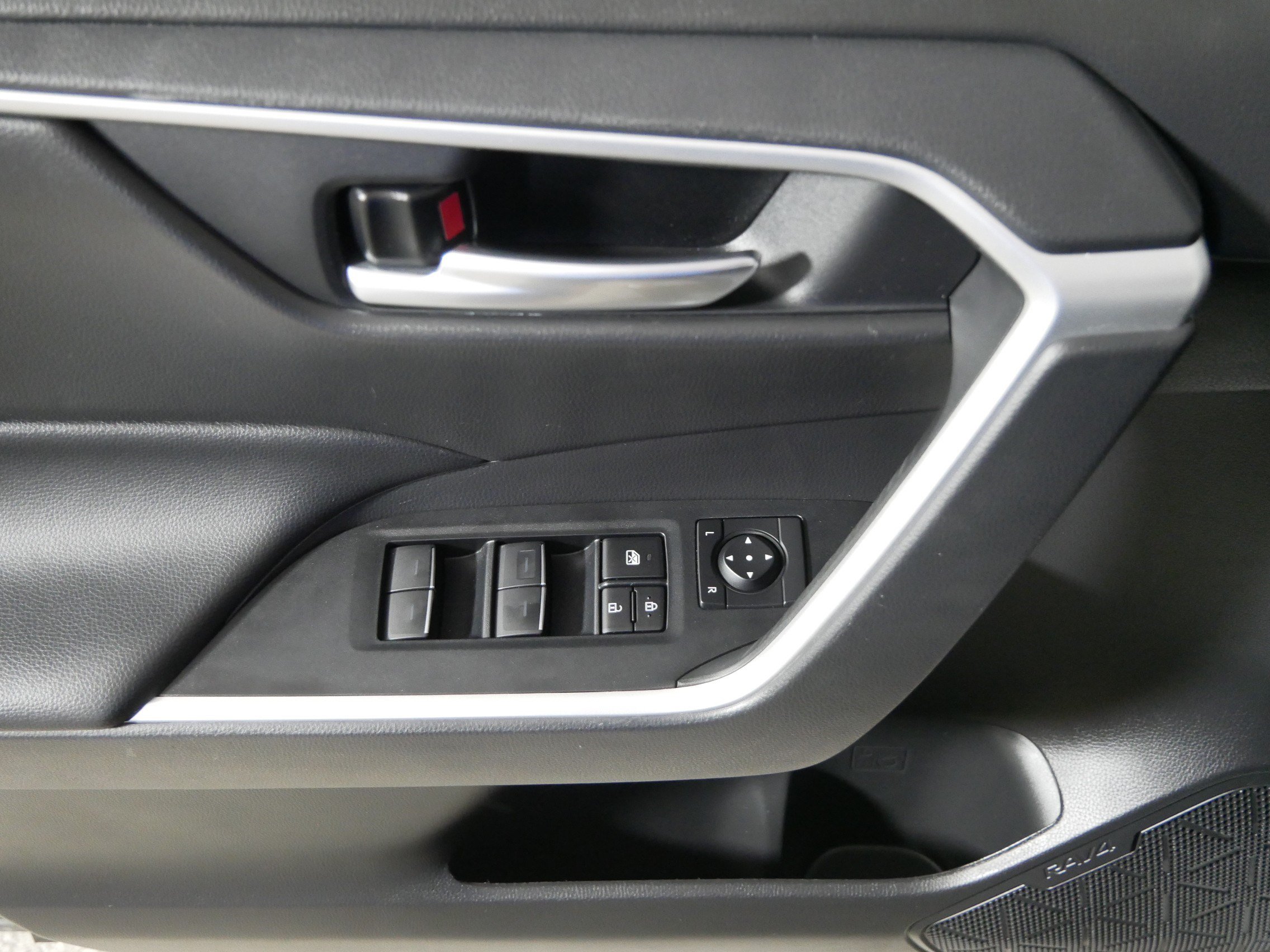 Used 2024 Toyota RAV4 XLE AWD/4WD image 19