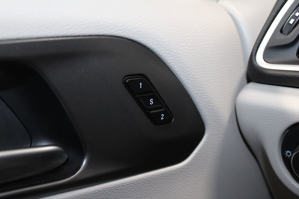 Used 2024 Chrysler Pacifica Touring-L image 41