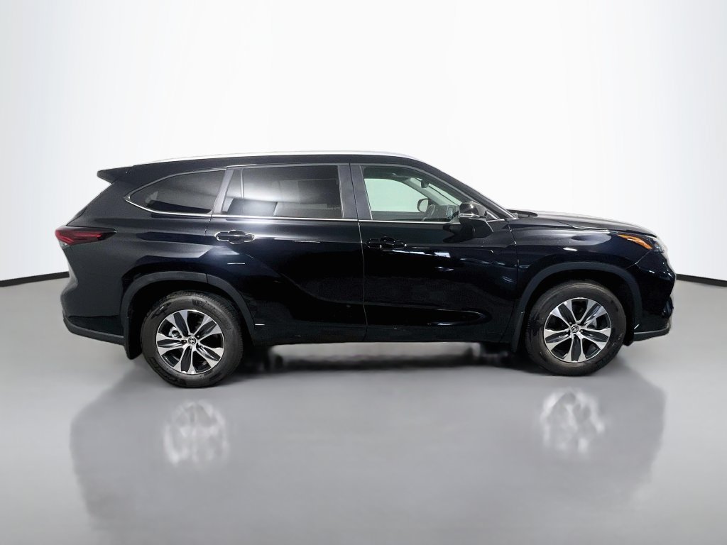 Used 2026 Toyota Highlander XLE AWD/4WD image 2