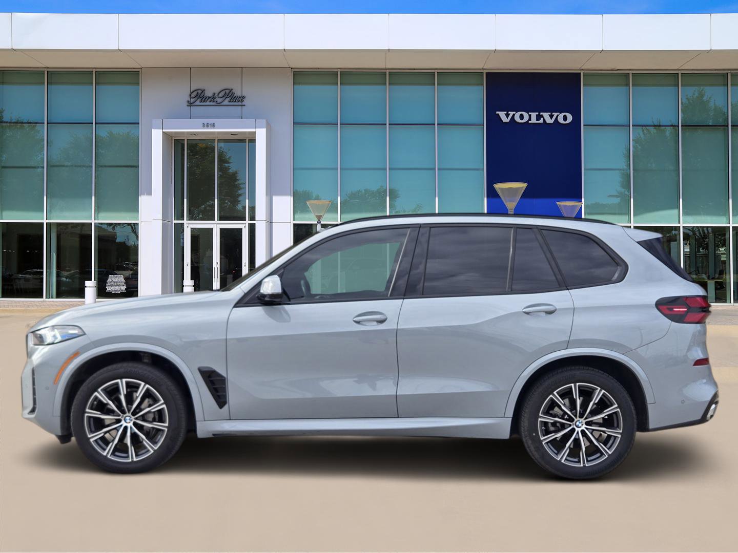 Used 2024 BMW X5 xDrive40i w/ M Sport Package image 3