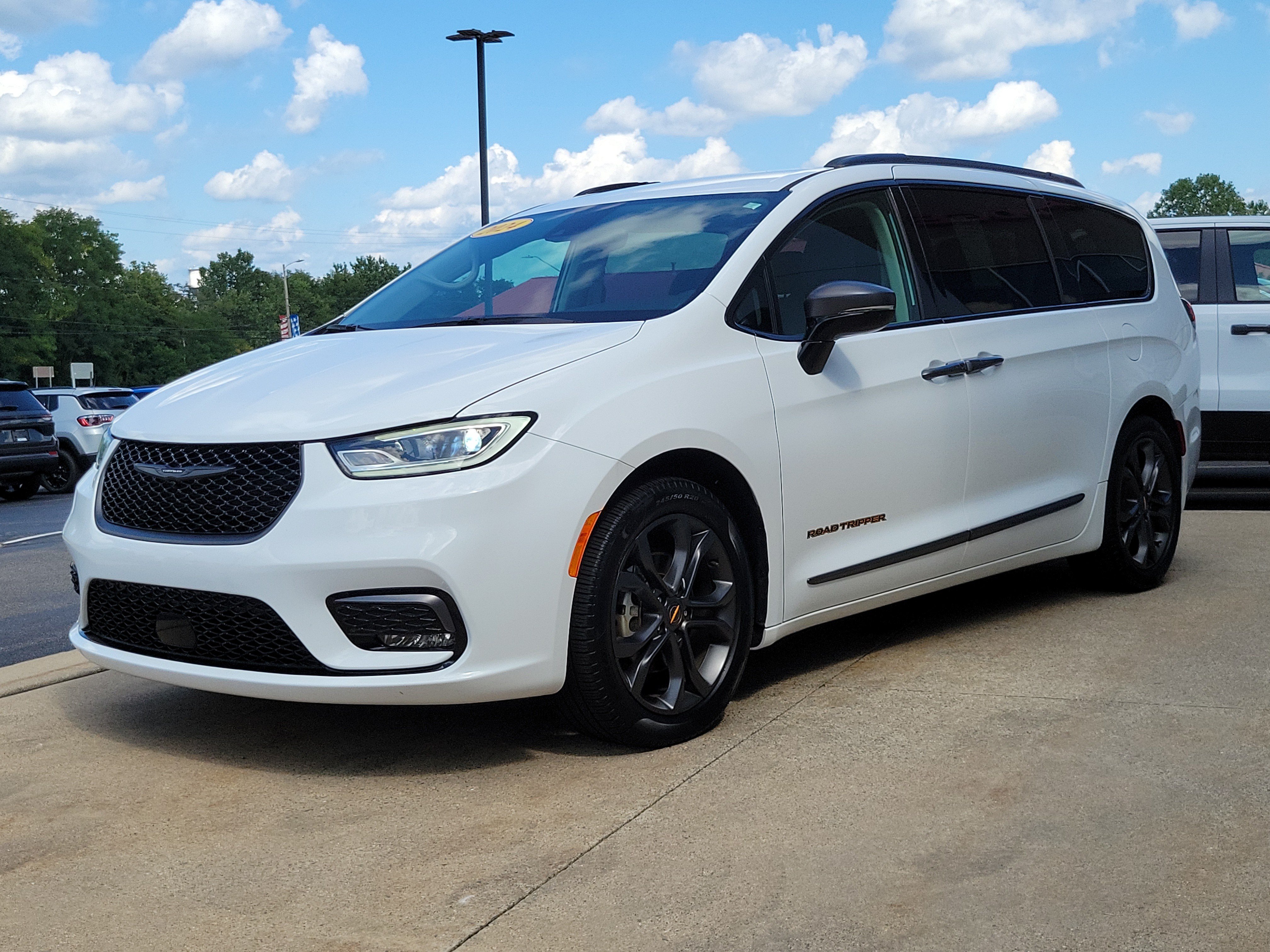 Used 2024 Chrysler Pacifica Touring-L w/ Road Tripper Package FWD image 2