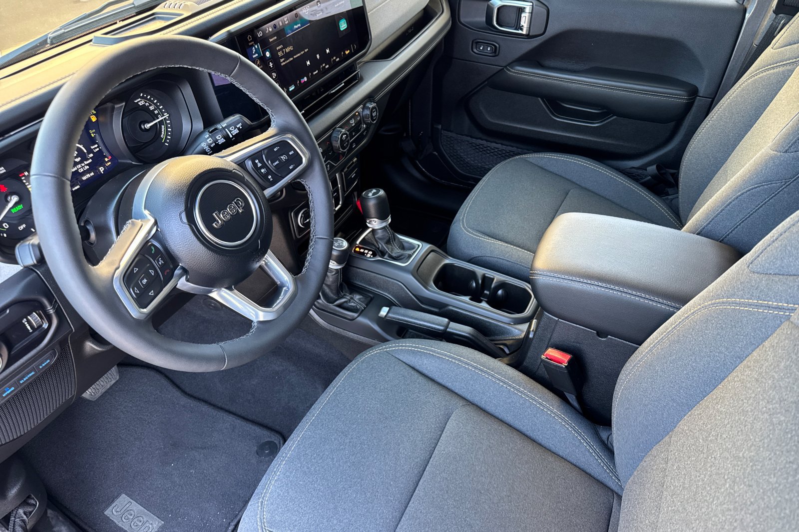 Used 2025 Jeep Wrangler Unlimited Sahara AWD/4WD image 10