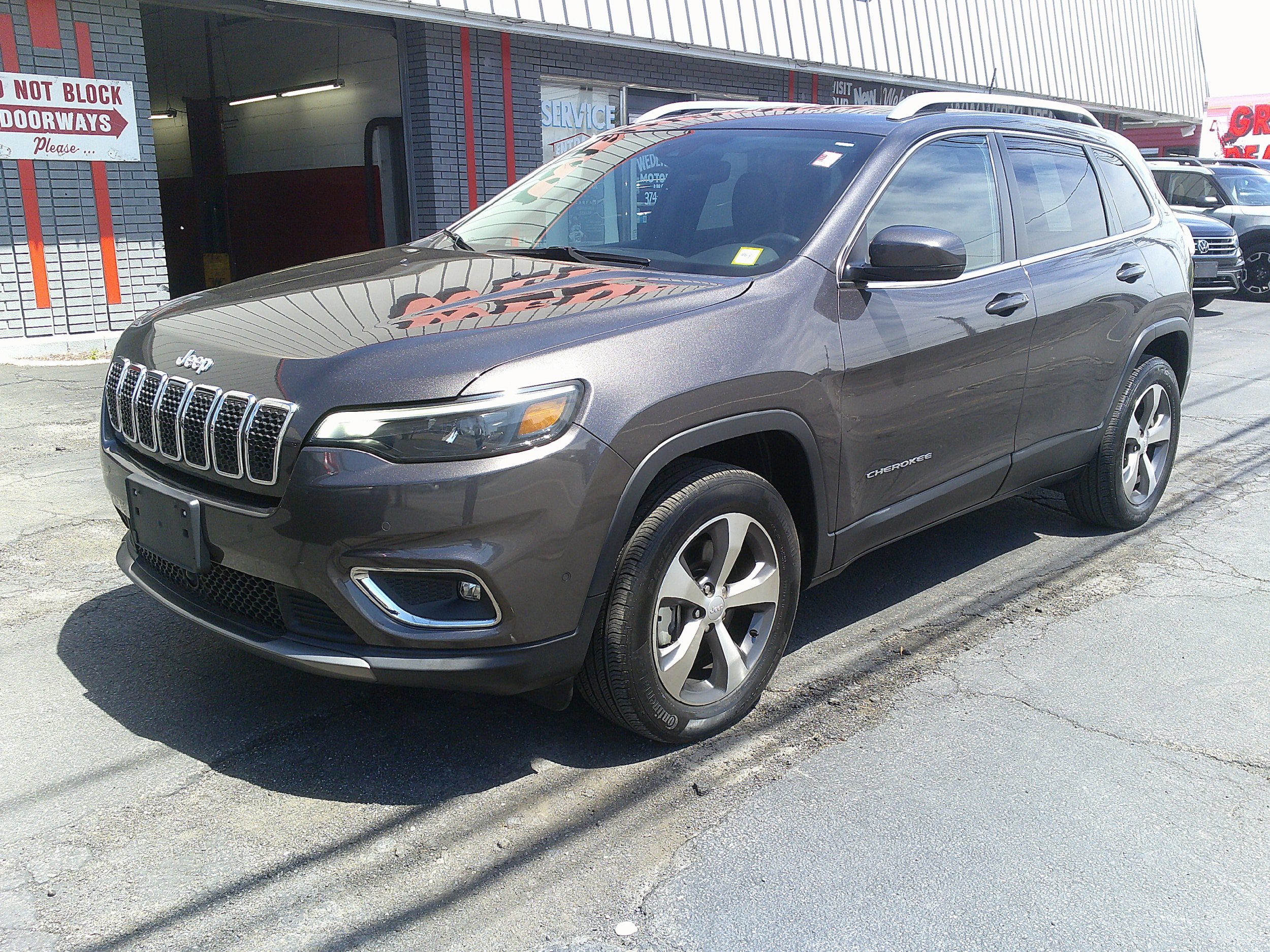 Used 2021 Jeep Cherokee Limited AWD/4WD image 2