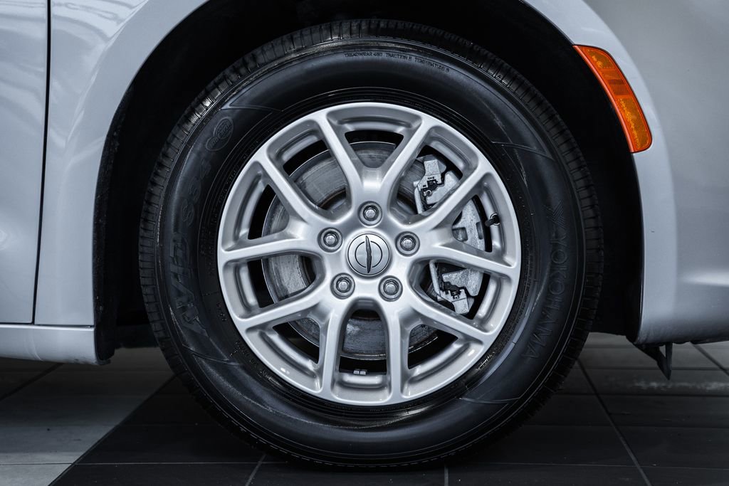 Certified 2024 Chrysler Pacifica Touring-L image 19