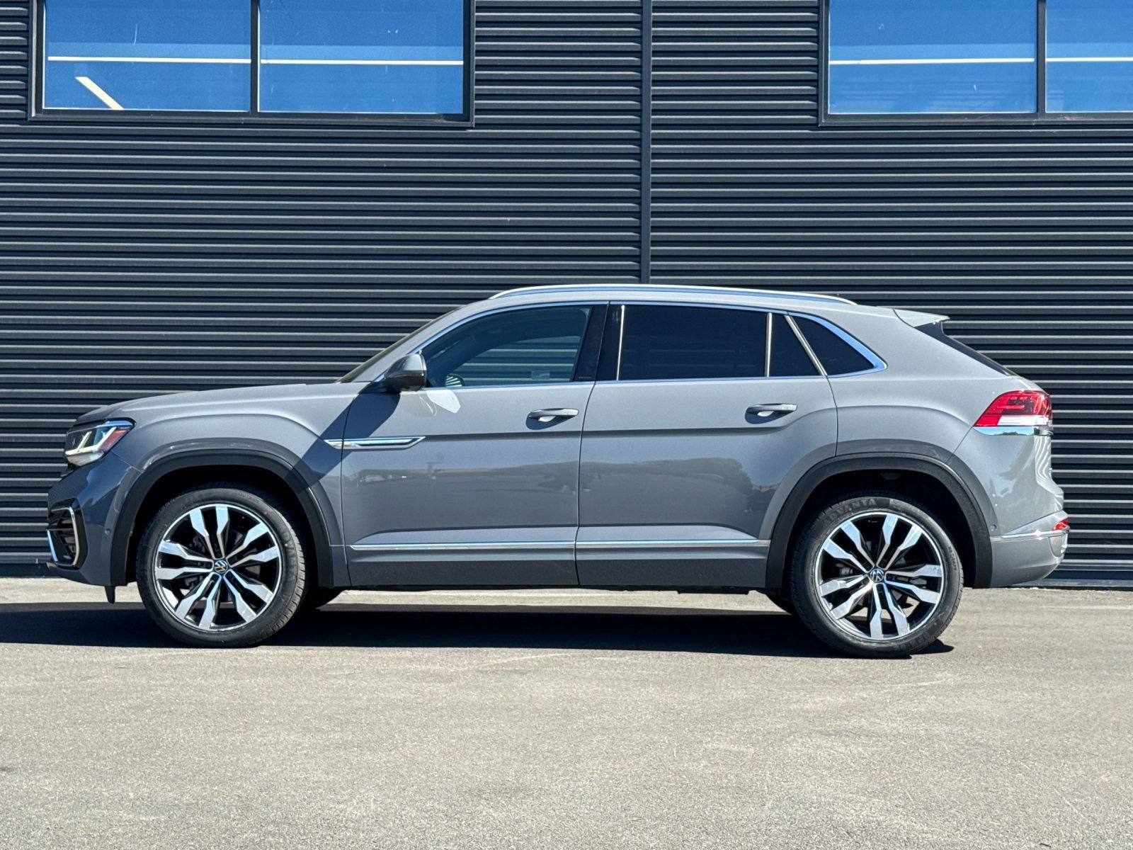 Used 2021 Volkswagen Atlas Cross Sport SEL Premium R-Line AWD/4WD image 3