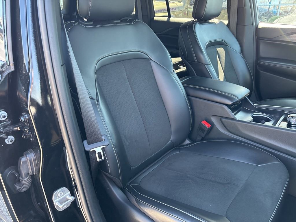 Used 2025 Jeep Grand Cherokee Altitude image 37