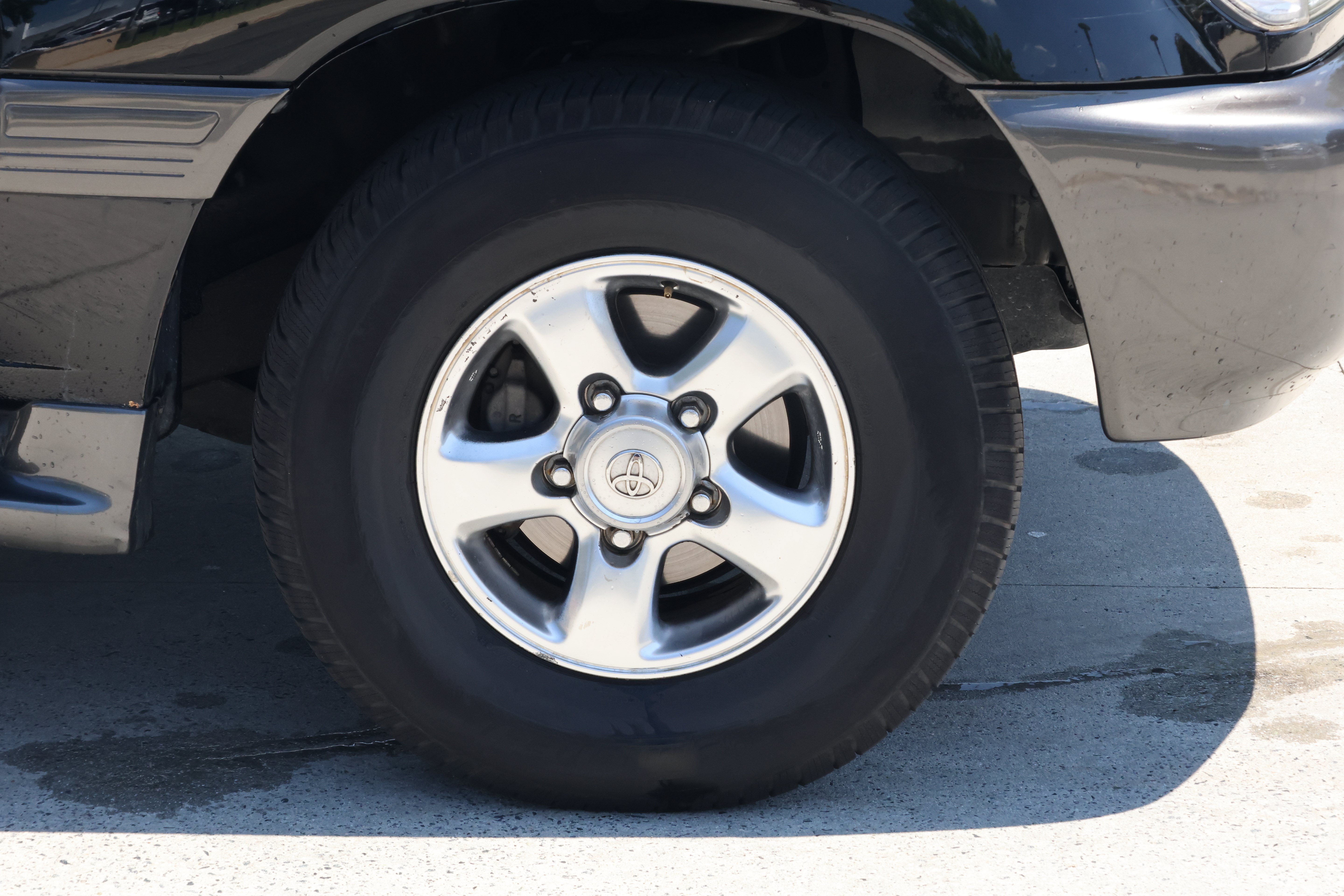 Used 2001 Toyota Land Cruiser AWD/4WD image 11
