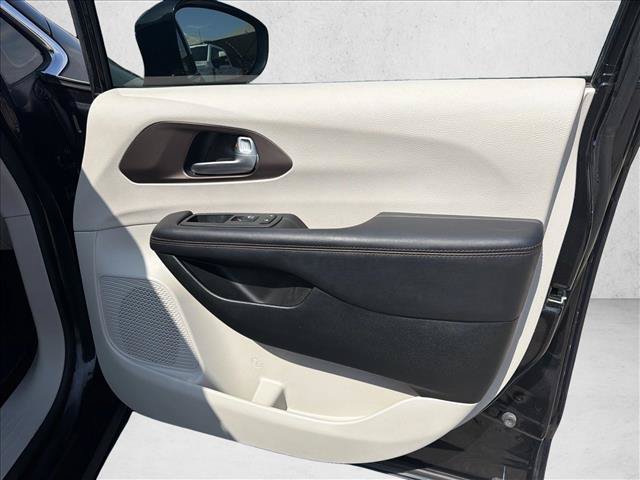 Used 2018 Chrysler Pacifica Touring Plus w/ Tire & Wheel Group FWD image 22