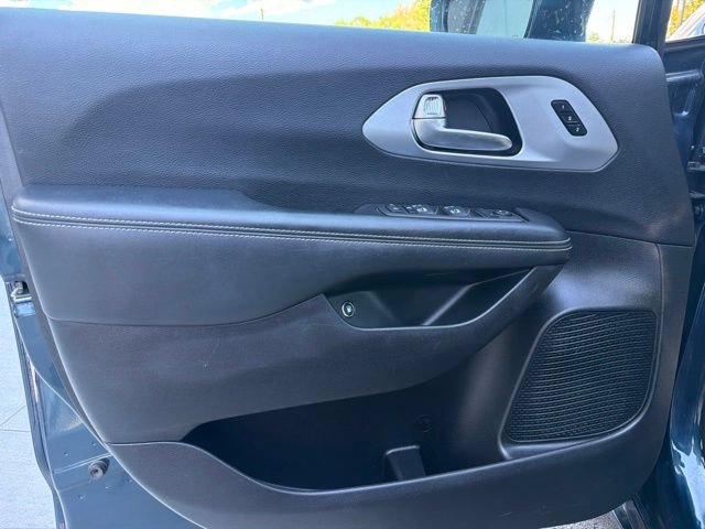 Used 2022 Chrysler Pacifica Touring-L w/ Uconnect Theater Family Group FWD image 21