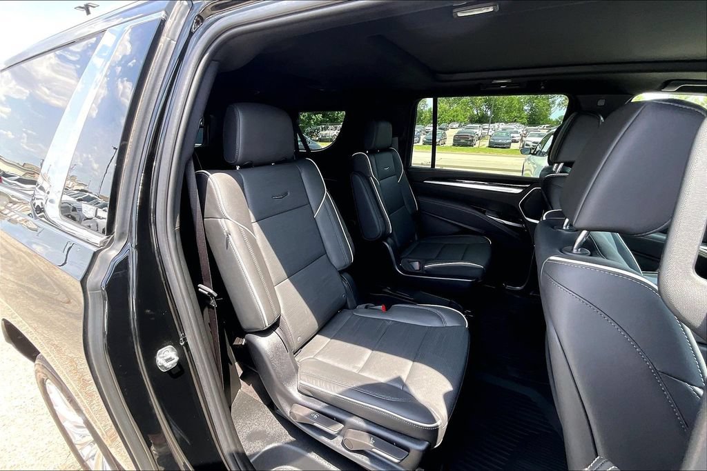 Used 2025 Cadillac Escalade ESV Premium Luxury AWD/4WD image 37