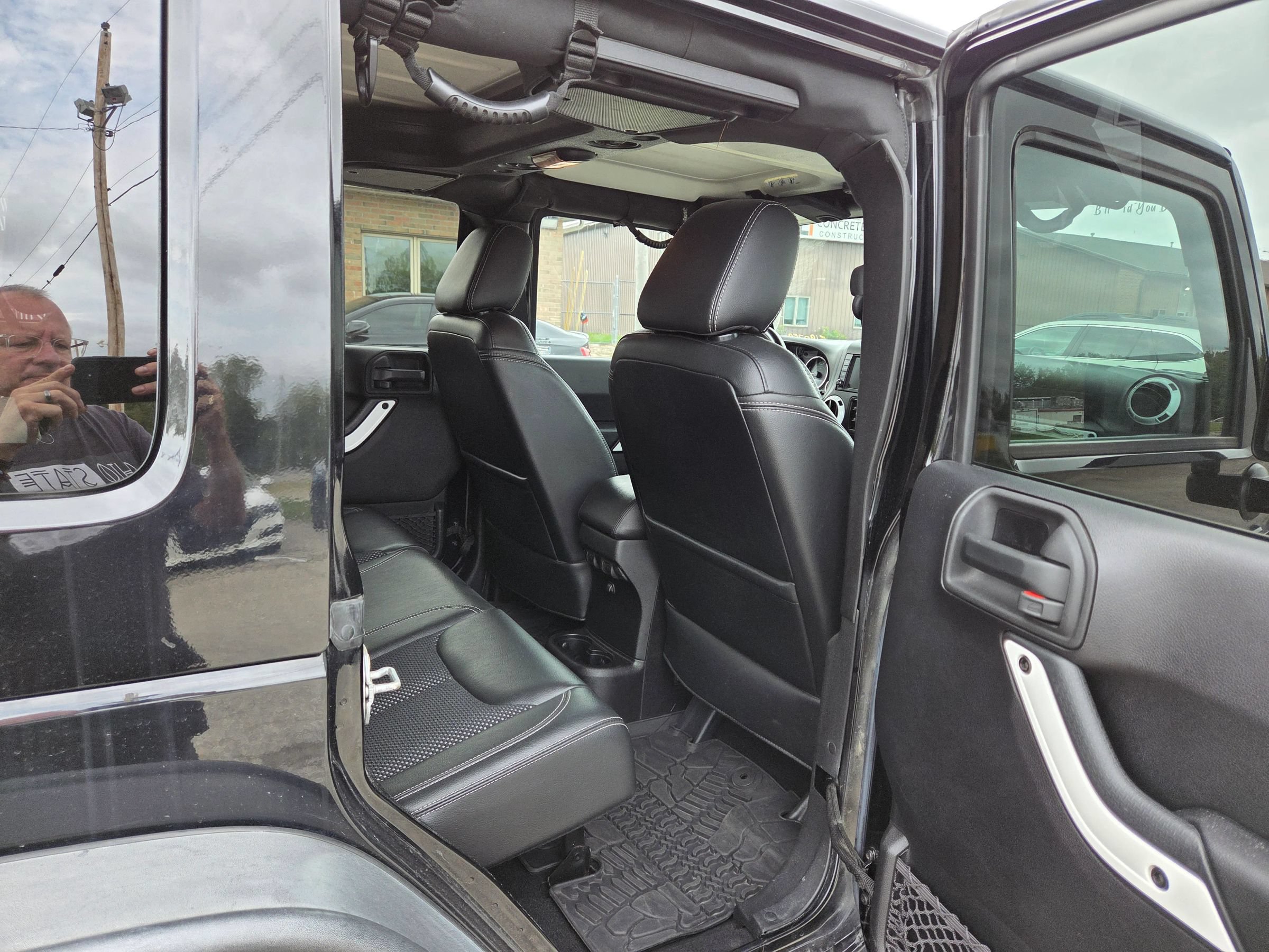 Used 2015 Jeep Wrangler Unlimited Sahara w/ Quick Order Package 24X AWD/4WD image 22