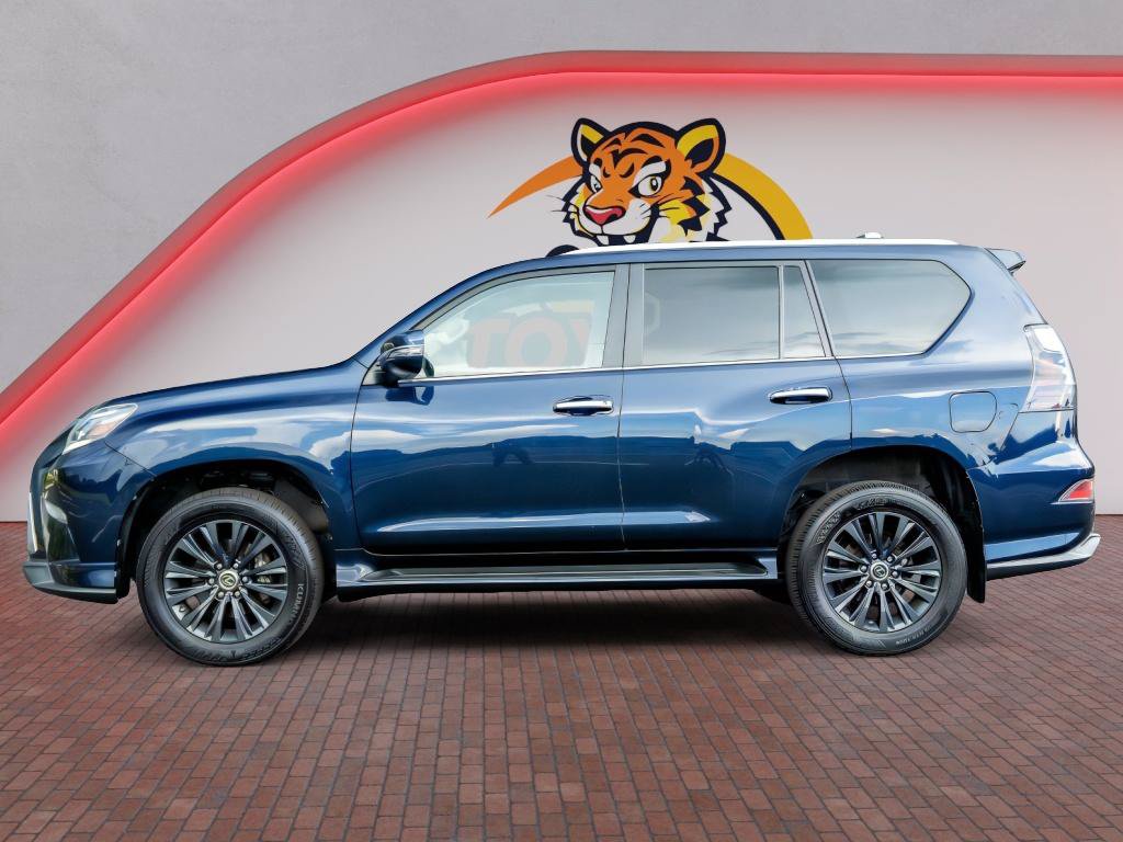 Used 2023 Lexus GX 460 Premium w/ Accessory Package AWD/4WD image 9