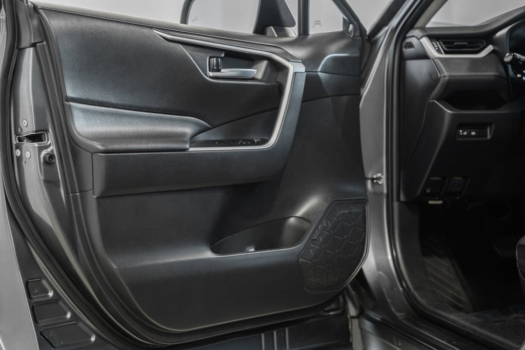 Used 2022 Toyota RAV4 XLE image 32